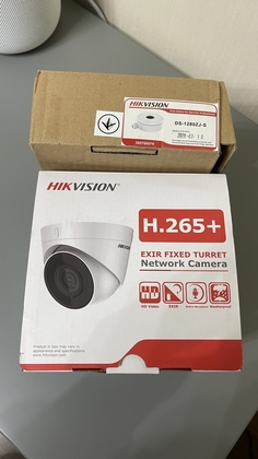 Комплект IP-відеоспостереження Hikvision: Камера 2Мп з мікрофоном + Монтажна коробка