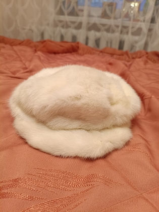 Зимовий жіночій капелюх