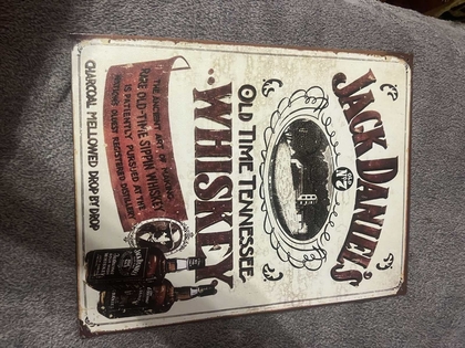 Металлическая табличка Jack Daniel's Tennessee Whiskey. Современная табличка, сделанная под винтаж.