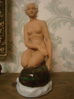 Фарфоровая статуэтка &quot; Девушка на камне&quot;Германия