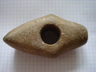 Каменный топор с отверстием