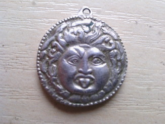 Медальон с головой Медузы Горгоны