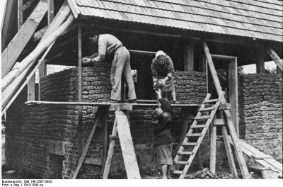Bundesarchiv_Bild_146-2007-0093,_IG-Farbenwerke_Auschwitz.jpg