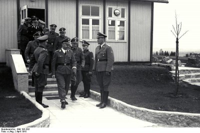 Bundesarchiv_Bild_192-202,_KZ_Mauthausen,_Himmlervisite.jpg