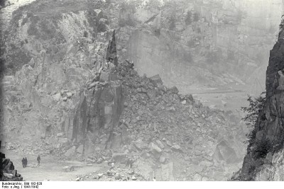 Bundesarchiv_Bild_192-020,_KZ_Mauthausen,_Sprengungen_im_Steinbruch.jpg