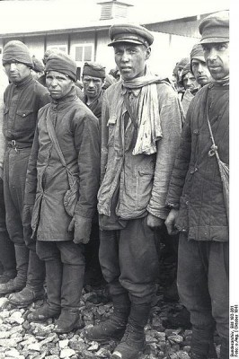 399px-Bundesarchiv_Bild_192-361,_KZ_Mauthausen,_sowjetische_Kriegsgefangene.jpg