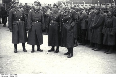 Bundesarchiv_Bild_192-206,_KZ_Mauthausen,_SS-M&#228;nner_vor_Gefangenen.jpg