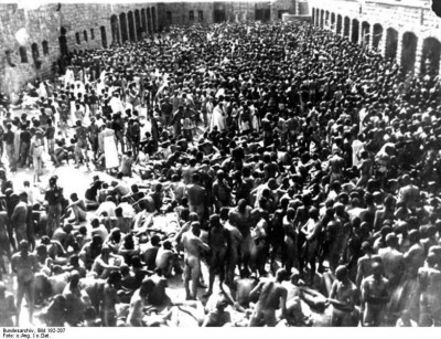 783px-Bundesarchiv_Bild_192-207,_KZ_Mauthausen,_H&#228;ftlinge_bei_der_Desinfektion.jpg