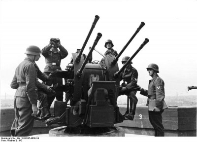 Bundesarchiv_Bild_101I-635-4000-24_252C_Deutschland_252C_Flakturm_mit_Vierlingsflak.jpg