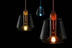 Стеклянные плафоны и шнуры-петли — причудливые лампы дизайнерской студии Vitamin