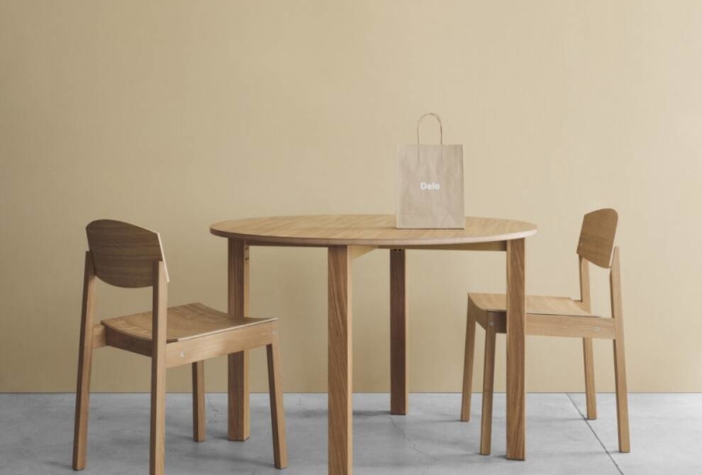Wszystko genialne jest proste: Delo Design zaprezentowało drewniane krzesła, które można zmontować w kilka minut