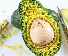 Итальянский повар вырезает на авокадо причудливые узоры