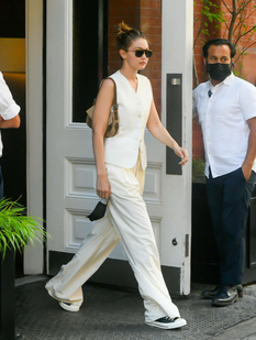 Белый жакет и широкие брюки — осенний образ Джиджи Хадид