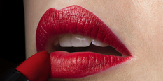 Идеальные красные губы: секреты нанесения помады