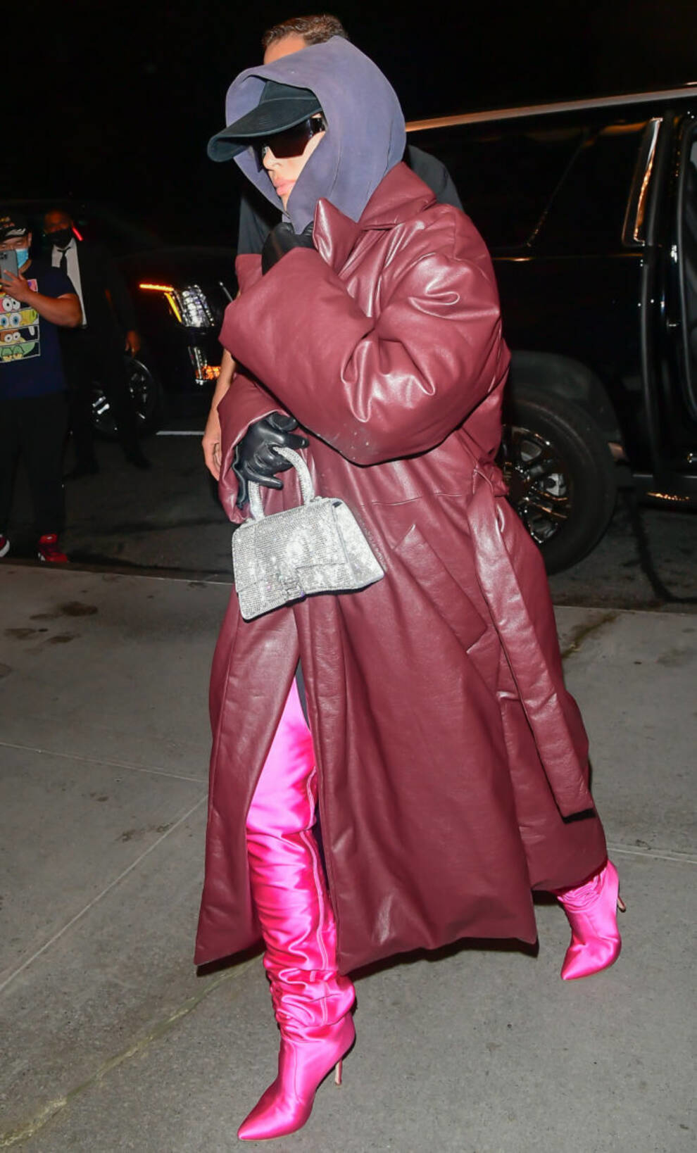 Kim Kardashian została opublikowana w skórzanej puchowej kurtce-kocu