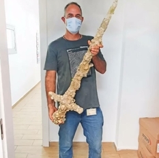 Hobby with benefit: Israeli diver discovered the sword of the crusader