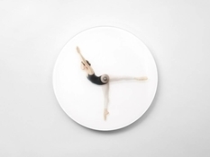 Арт-об'єкти для поціновувачів прекрасного: дизайнер створює годинник із балеринами