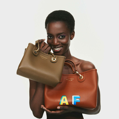 Инициалы, логотип бренда и графические стикеры — кастомизация сумок MyEA Bag от Armani