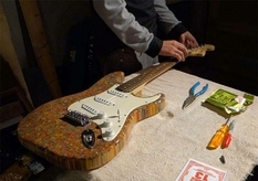 Rzemieślnik wykonał gitarę elektryczną z 1200 kredek