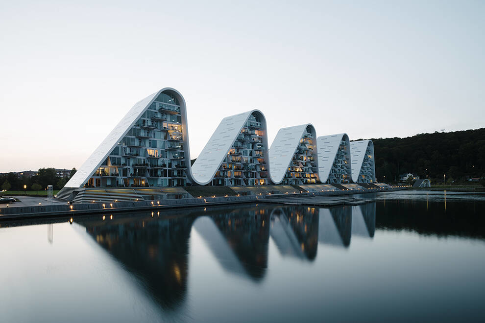 W dzień fale, nocą góry: niesamowity kompleks mieszkaniowy w Danii