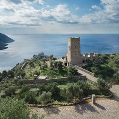 Tower house on the Greek coast: a modernized history