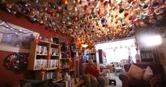 Британка попала в Книгу рекордов Гиннесса, собрав коллекцию из 1700 елочных шаров