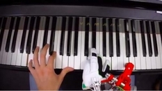 Пианистов научили играть на фортепиано дополнительными роботизированными пальцами