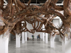 Wielkoformatowe i kreatywne instalacje z drewna i plastiku są tworzone przez rzemieślnika z Brazylii