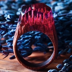 Miniature universes on the finger: a pair of craftsmen create special jewelry