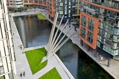 Technological miracle: a moving bridge operates in London's Paddington