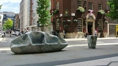 Уличная мебель из мрамора появилась в Лондоне