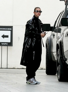 Hayley Bieber wybrała na spacer płaszcz przeciwdeszczowy jak z „Matrixa”