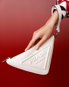 Prada выпустил треугольную сумку для любителей геометрии