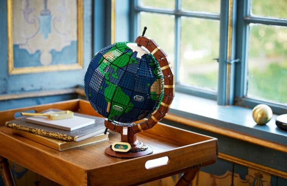 Spinning and glowing in the dark - a globe from a designer from Lego