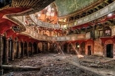 Занедбані світи: німецький фотограф знімає забуті готелі та театри