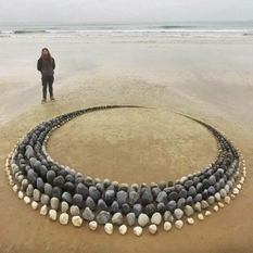 Stone gardens: the artist creates sculptural compositions on the sea coasts